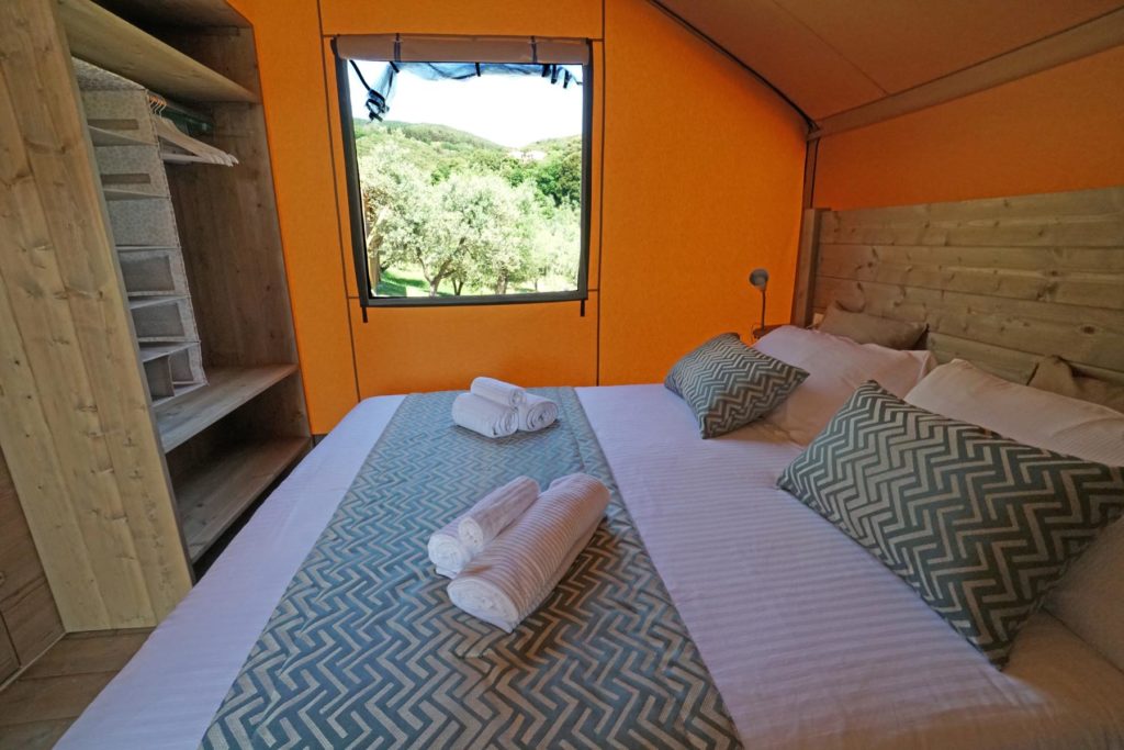 glamping tuscany letto tenda safari