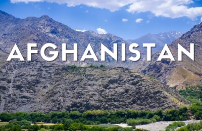 Vista panoramica di un paesaggio naturale afghano con montagne, valli e corsi d'acqua