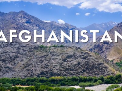 Vista panoramica di un paesaggio naturale afghano con montagne, valli e corsi d'acqua