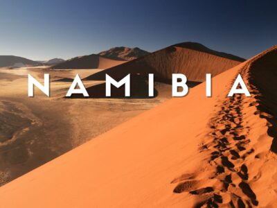 Deserto del Namib al tramonto con dune rosse illuminate dalla luce dorata del sole in Namibia