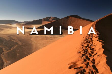 Deserto del Namib al tramonto con dune rosse illuminate dalla luce dorata del sole in Namibia