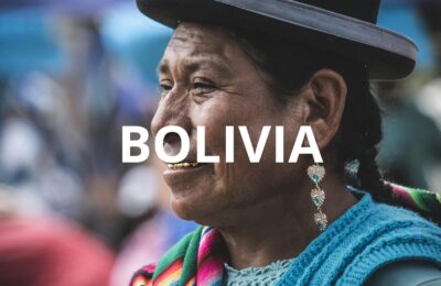 Donna andina in abiti tradizionali colorati, Bolivia