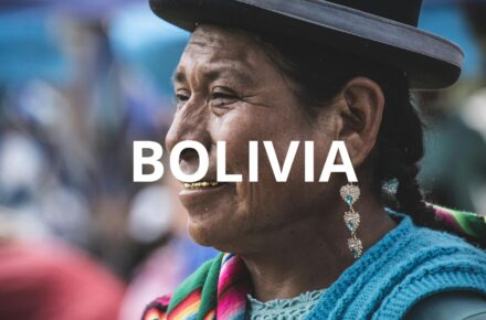 Donna andina in abiti tradizionali colorati, Bolivia