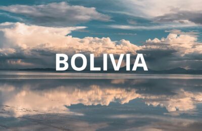 Salar di Uyuni al tramonto con effetto specchio, cielo riflesso sull’acqua nel deserto di sale in Bolivia.