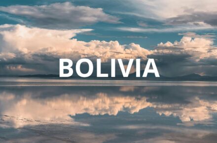 Salar di Uyuni al tramonto con effetto specchio, cielo riflesso sull’acqua nel deserto di sale in Bolivia.