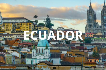 Vista panoramica di Quito con edifici coloniali e montagne andine sullo sfondo