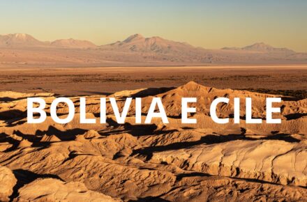 Panorama mozzafiato del deserto di Atacama in Cile con dune di sabbia, formazioni rocciose e cielo azzurro cristallino