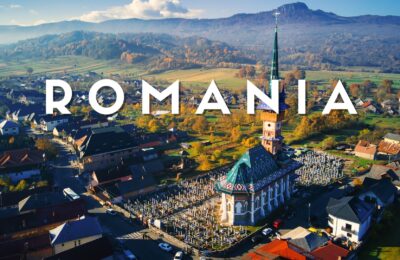 Merry Cemetery di Săpânța con croci colorate e pitturate nel villaggio di Maramureș, Romania.