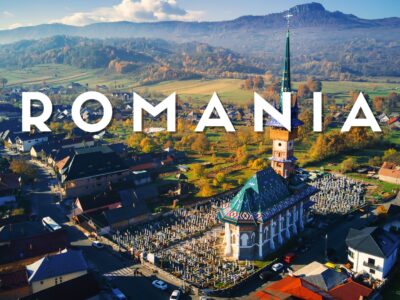 Merry Cemetery di Săpânța con croci colorate e pitturate nel villaggio di Maramureș, Romania.