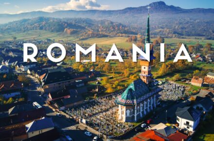 Merry Cemetery di Săpânța con croci colorate e pitturate nel villaggio di Maramureș, Romania.