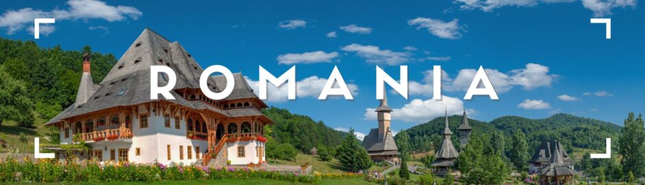 Paesaggio rurale del Maramureș con case tradizionali in legno nei villaggi della Romania.