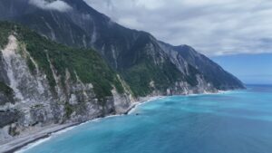 East Coast National Scenic - immagine drone dalla strada, montagna si affaccia sull'oceano nella costa orientale di Taiwan