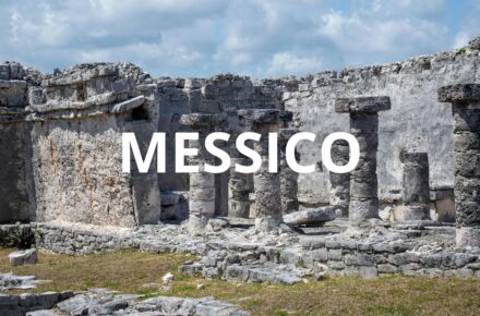 Rovine maya di Palenque immerse nella giungla del Chiapas, antico sito archeologico patrimonio UNESCO in Messico