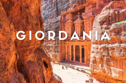 Al-Khazneh, il Tesoro di Petra in Giordania, monumento nabateo scavato nella roccia rosa