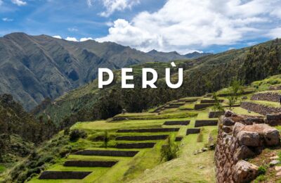 Sentiero in pietra del Cammino Inca con paesaggio montano andino e cielo sereno