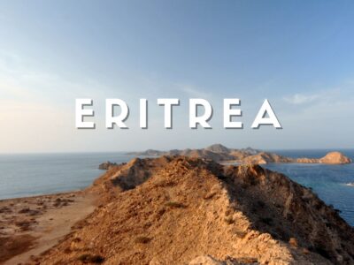 Spiaggia tropicale nelle isole Dahlak in Eritrea con mare turchese e fondali corallini