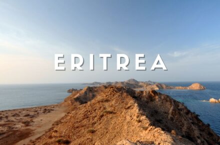Spiaggia tropicale nelle isole Dahlak in Eritrea con mare turchese e fondali corallini