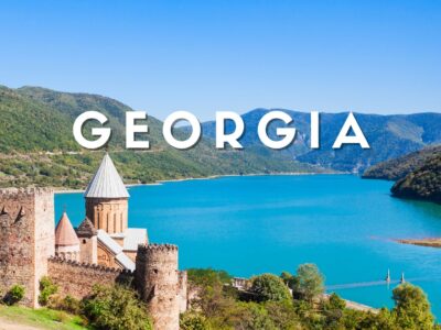 Complesso fortificato di Ananuri con torri medievali affacciate sul lago Aragvi in Georgia