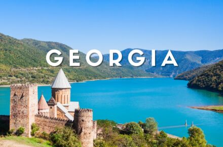 Complesso fortificato di Ananuri con torri medievali affacciate sul lago Aragvi in Georgia
