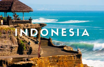 Viaggio in indonesia, Tempio di Tanah Lot a Bali costruito su una formazione rocciosa a picco sul mare.