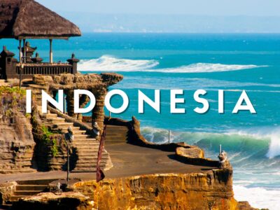 Viaggio in indonesia, Tempio di Tanah Lot a Bali costruito su una formazione rocciosa a picco sul mare.