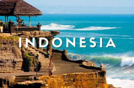 Viaggio in indonesia, Tempio di Tanah Lot a Bali costruito su una formazione rocciosa a picco sul mare.