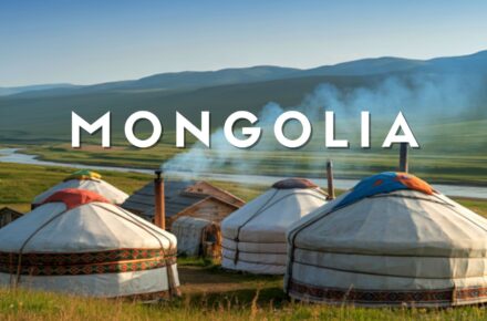 Tende yurta nella natura della Mongolia circondate da paesaggi incontaminati