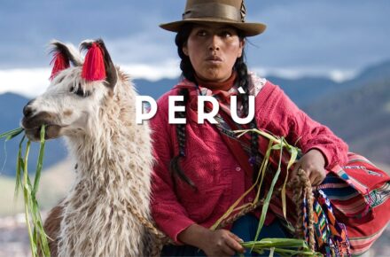 Donna peruviana in abito tradizionale con sfondo di paesaggio urbano a Cusco