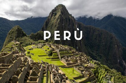 Vista panoramica di Machu Picchu, antica cittadella Inca tra le montagne delle Ande in Perù