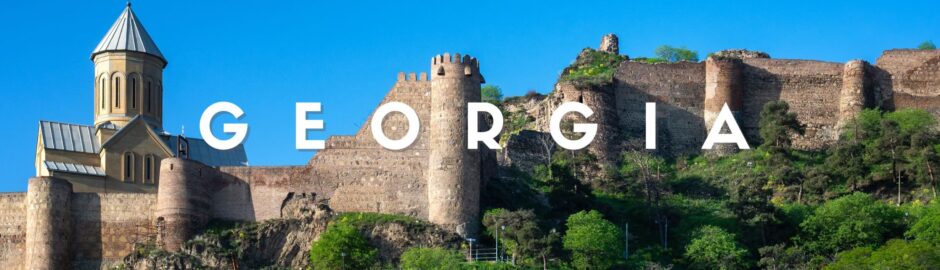 Vista panoramica di Tbilisi con la fortezza di Narikala e le terme sulfuree