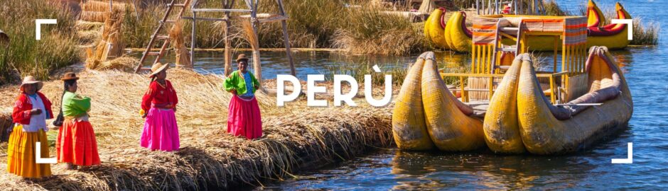 Donne della comunità Uros sedute davanti alle capanne di canne sulle isole galleggianti del Lago Titicaca con barca tradizionale