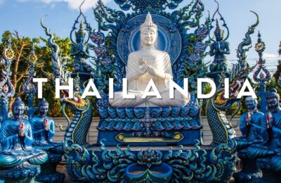 Esterno del Tempio Blu Wat Rong Suea Ten a Chiang Rai in Thailandia con architettura tradizionale e decorazioni dorate.