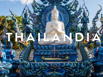 Esterno del Tempio Blu Wat Rong Suea Ten a Chiang Rai in Thailandia con architettura tradizionale e decorazioni dorate.