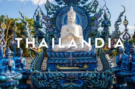 Esterno del Tempio Blu Wat Rong Suea Ten a Chiang Rai in Thailandia con architettura tradizionale e decorazioni dorate.