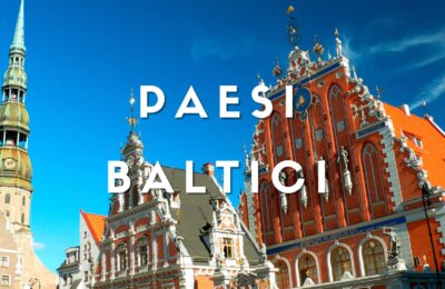 Facciata gotica della Casa delle Teste Nere nella Piazza del Municipio a Riga, Lettonia, simbolo del tour nelle Capitali Baltiche.