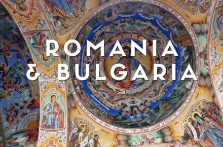 Monastero di Rila in Bulgaria con affreschi esterni e montagne circostanti nei Monti Rila