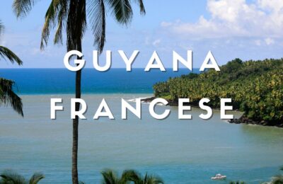 Isola del Diavolo nella Guyana Francese con rovine della colonia penale immerse nella vegetazione tropicale e circondate dall’oceano Atlantico